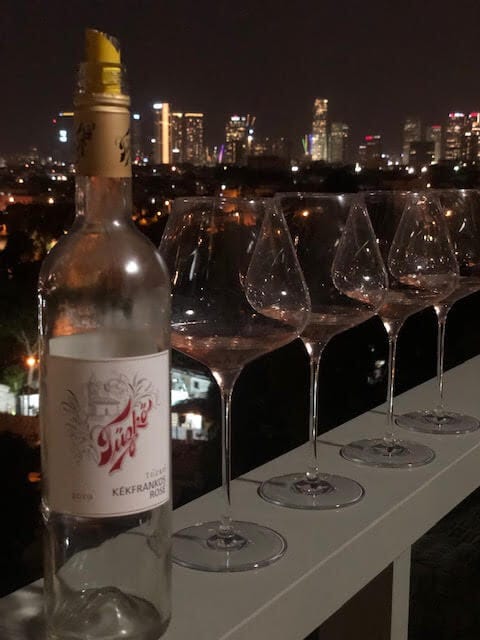 אבירות השולחן העגול טועמות: פורמינט יבש מיקב רויאל טוקאי ורוזה קקפרנקוש מיקב טוזקו.